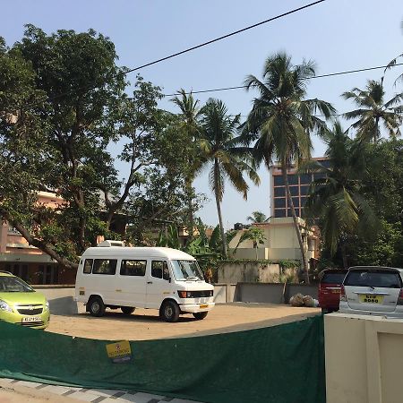 Mega Tourist Home Palarivattom Kochi Eksteriør billede